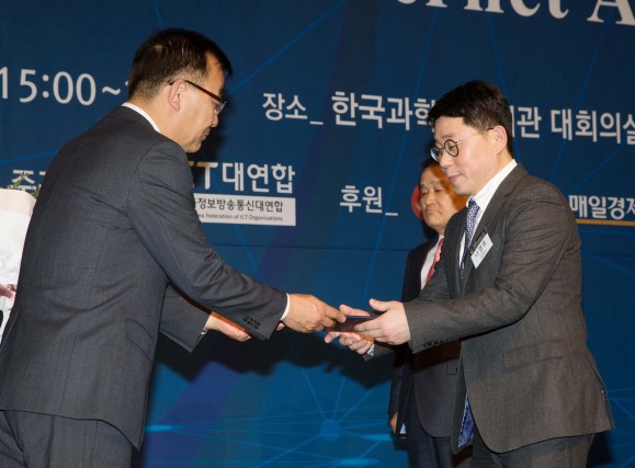 G마켓과 옥션, G9를 운영하는 전자상거래 기업 이베이코리아가 ‘2017년 제12회 대한민국 인터넷대상’에서 비즈니스 부문 국무총리상을 수상했다. 지난 4일 서울 한국과학기술회관에서 진행된 시상식에서 이베이코리아 나영호 전략영업본부장이 상을 수상하고 있다. 사진=이베이코리아 제공