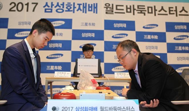 구쯔하오 5단(왼쪽)이 결승3번기에서 탕웨이싱 9단을 2-1로 꺾고 2017 삼성화재배 월드바둑마스터스 우승을 차지했다.