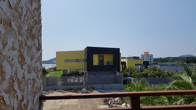 제주도의 바닷가에 위치한 작은 펜션 (사진 윤창기)
