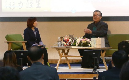 윤영달 크라운-해태제과 회장은 지난 13일 'AQ모닝아카데미' 300회를 맞아 특별강사로 나섰다. 토크 콘서트 형식으로 진행된 이날 행사에서 윤 회장은 AQ 경영 대해 솔직한 이야기를 나눴다. 사진=크라운-해태제과 제공