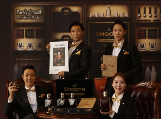 18일 서울 더 플라자 호텔에서 진행된 ‘더 스무스 바이 임페리얼’ 출시 행사에서 모델들이 임페이얼 최초의 17년산 퓨어 몰트 저도주 ‘더 스무스 맨’으로 등장해 제품을 소개하고 있다. 사진= 페르노리카 코리아 제공