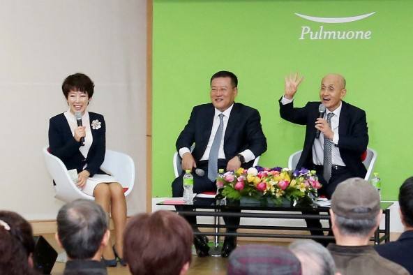 풀무원이 창사 이래 33년간의 오너 경영을 마감하고 전문경영인 체재로 새롭게 출범한다. 오너경영을 물려준 남승우 전 총괄CEO(오른쪽)와 이효율 신임 총괄CEO(가운데)가 작년 3월에 열린 '열린 주주총회'에서 대담하고 있다. 남승우 전 총괄CEO는 이 자리에서 2017년을 끝으로 은퇴하고 2018년부터 이효율 대표가 총괄CEO 역할을 한다고 밝힌 바 있다. 사진=풀무원 제공