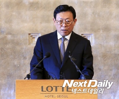 계열사 사이에 75만개에 달하는 얽히고설켜 있던 롯데그룹의 복잡한 순환출자가 구조가 드디어 모두 없어졌다. 지난 2016년 10월 25일 롯데그룹의 복잡한 구조를 재선하겠다고 밝히고 있는 신동빈 롯데그룹 회장. 사진=넥스트데일리 DB
