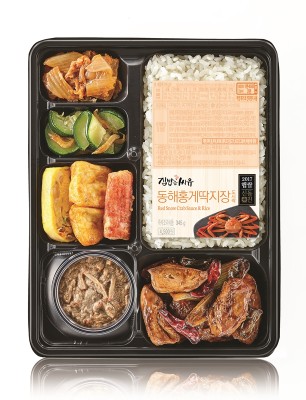CU(씨유)는 짭쪼름한 감칠맛으로 ‘밥도둑’으로 불리는 게 딱지장을 반찬으로 구성한 ‘동해홍게딱지장 도시락’을 16일 출시한다고 밝혔다. 사진=CU 제공