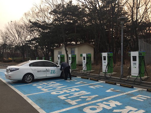 韩国电力公社在首尔上岩世界杯体育场内构建的电动汽车快速充电站