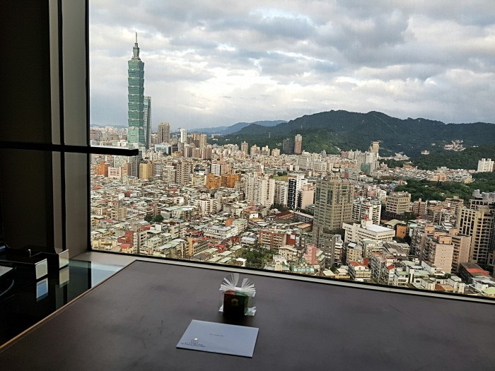 빠르게 이동 후 그 도시의 전망을 바라보며 다른 일상을 기대하는 기분은 각별하다