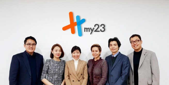사명을 바꾸고 알파에이징 시대를 열어갈 것을 밝힌 '마이23 헬스케어' 임원들. (사진 왼쪽부터) 조성민 부사장, 윤지혜 이사, 함시원 대표이사, 김민정 이사, 권용현 연구소장과 유석호 한국 M&A센터 대표이사. 사진=마이23 헬스케어 제공