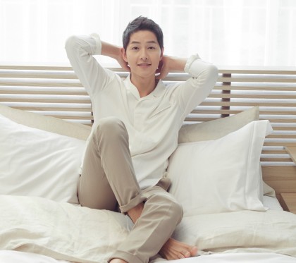 현대리바트가 B2C 홈퍼니싱 시장 공략에 본격적으로 나선다. 이번에 배우 송중기를 모델로 앞세워 일반 소비자를 대상으로 브랜드 알리기에 적극적으로 나서기로 했다. 여기에 영업망 확대도 지속적으로 전개할 계획이다. 사진=현대리바트 제공