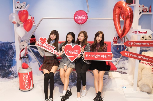 지난 13일 서울 마포구 홍대 ‘코카콜라 자이언트 자판기’에 방문한 그룹 ‘블랙핑크’가 동계올림픽이 열리는 설원의 평창 느낌을 재현한 1층 ‘FEEL TOGETHER: 평창존’에 마련된 리프트에서 밸런타인데이를 맞아 특별히 준비된 하트 모양의 보드 등을 들고 사랑스러운 포즈를 취하고 있다. 사진=코카콜라 제공