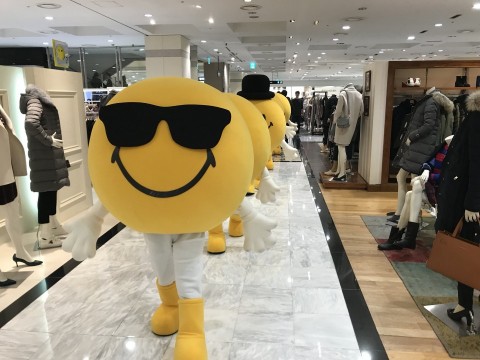 백화점 업계가 포스트 설 행사를 일제히 벌이고 신학기와 신규 입사자들을 겨냥한 제품들은 할인 판매한다. 스마일리 퍼레이드 사진=현대백화점 제공