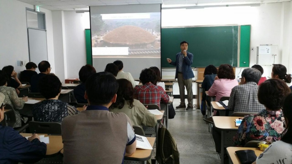 강연하고 있는 이상주 작가