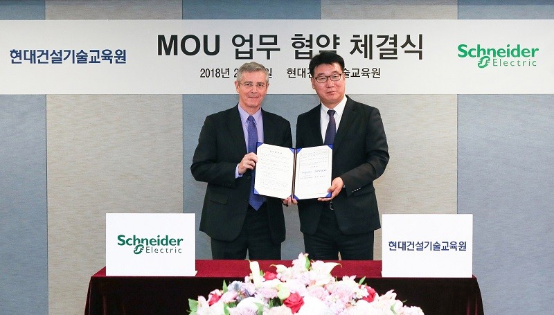 슈나이더 일렉트릭과 현대건설 기술교육원 관계자가 스마트 팩토리 기술 제휴 협약을 체결하고 있다.