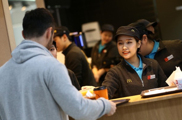 강릉 파크 매장과 별도로 동계올림픽 선수촌 매장을 열고 각국 선수들에게 무료로 제품을 제공하고 있는 맥도날드가 해당 매장의 오픈일인 지난 2월 1일부터 20일까지의 주문 데이터를 분석한 결과 1위 제품은 버거류인 `빅맥`이었다고 전했다. 사진=맥도날드 제공