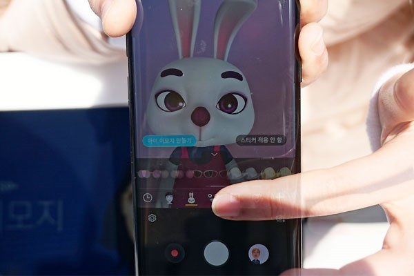 AR 이모지외에 캐릭터를 선택할 수 있다.