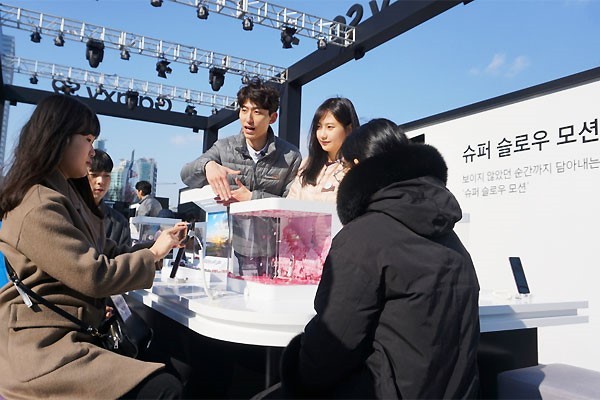 슈퍼슬로우 모션 기능을 체험하고 있는 사용자