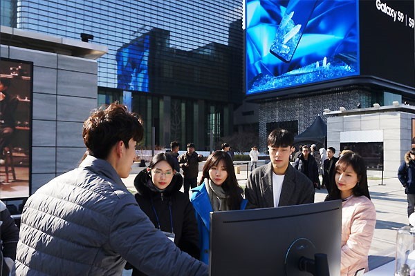 삼성 덱스를 설명하는 모습