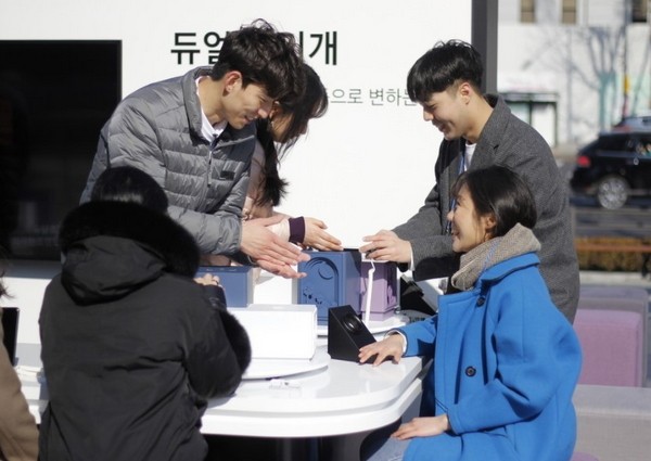 듀얼 조리개 체험을 하고 있는 사용자