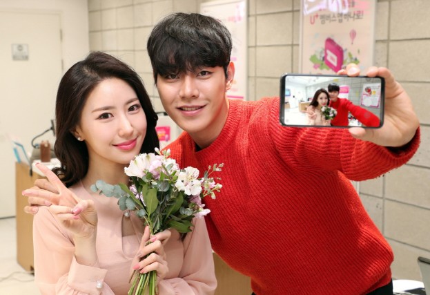 8일 모델이 서울 중구에 위치한 LG서울역빌딩에서 LG V30S ThinQ의 AI 카메라 기능을 사용해보고 있다. AI 카메라는 별도의 조작 없이도 카메라로 사물을 비추기만 하면 자동으로 최적의 촬영 모드를 추천해주는 기능이다.