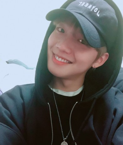 프로듀스101에서 인지도가 높아 많은 특표를 받았던 임영민이 조이먼트 볼캡 착용으로 스타일을 뽐내 화제가 되고 있다. 사진=조이먼트 제공