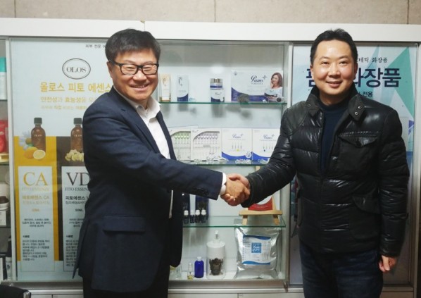 팜스B&B 정용모 대표(사진 왼쪽)와 중국수입 토니 대표가 팜스B&B 본사에서 팜스화장품의 중국 판매와 관련한 MOU를 체결하고 기념촬영을 하고 있다. 사진=팜스B&B 제공