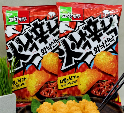 해태제과는 최근 전통 먹거리인 만두의 모양과 맛을 담아낸 3D 입체과자 ‘火낙辛낙’을 출시했다. 브랜드에서 연상되는 의미처럼 매운 낙지 맛의 ‘불낙교자’를 재해석한 매콤한 과자 제품이다. 사진=해태제과 제공