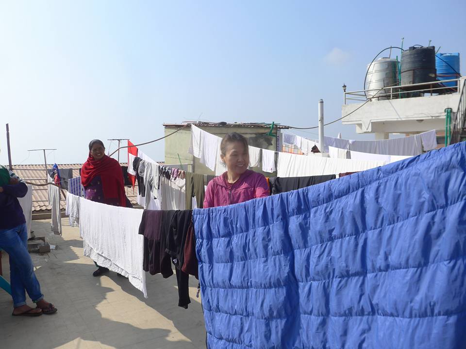 슬리핑백을 빨아 널음