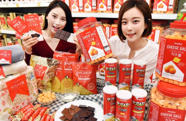 홈플러스 강서점에서 모델들이 홈플러스의 새로운 PB 브랜드 ‘심플러스(simplus)’ 대표 상품들을 선보이고 있다. 사진=홈플러스 제공
