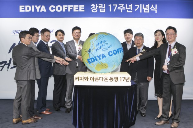 이디야커피가 지난 2일 창립 17주년 기념식을 열고 올해 `최고의 품질`과 `최고의 서비스`를 통한 고객감동경영을 실현하기로 했다. 사진=이디야커피 제공