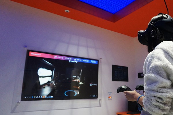 사진 = VR 게임존 룸에서 게임하는 모습