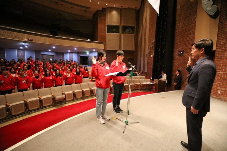 4월 5일 렛츠런 더 월드 발대식에서 선서하는 학생들과 김낙순 한국마사회장(가장 오른쪽)