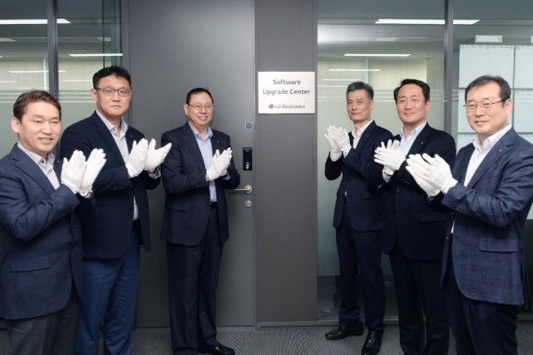 사진 = 왼쪽부터 OS개발담당 김형정 전무, 이석수 소프트웨어 업그레이드센터장, 조성진 부회장, MC사업본부장 황정환 부사장, 단말사업부장 하정욱 전무, MC연구소장 김영수 전무
