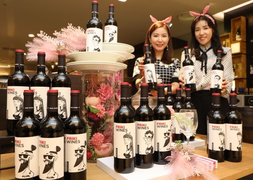 롯데백화점은 오는 4월 15일까지 상반기 최대 와인 행사인 ‘프리미엄 와인박람회’ 행사를 벌인다. 스페인 와인 '프리키' 홍보 장면. 사진=롯데백화점 제공