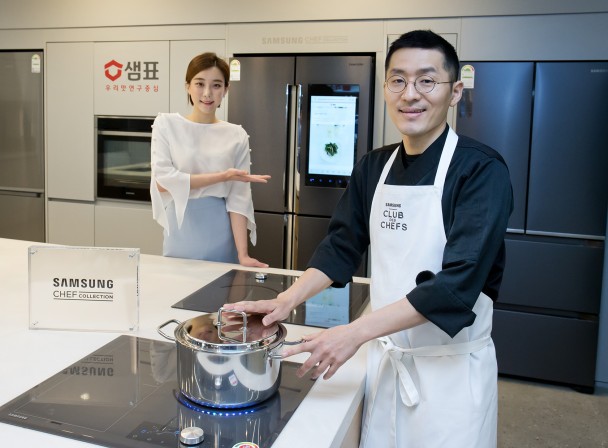 삼성전자는 11일 충무로에 위치한 '샘표 우리맛 공간'에 셰프컬렉션과 빌트인 주방가전, 오븐 등을 설치하고 양사간 협업 의미와 삼성 빌트인 가전 사업에 대한 비전을 공유하는 미디어행사를 열었다. '삼성 클럽 드 셰프 코리아'의 강민구 셰프(우측)와 삼성전자 모델이 '샘표 우리맛 공간'에 설치된 삼성전자 주방가전을 소개하고 있다. 사진=삼성전자 제공
