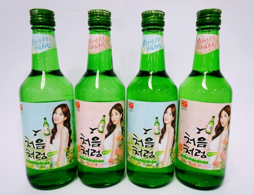 롯데주류가 일러스트레이터 ‘집시(Zipcy)’와 협업한 ‘처음처럼’ 패키지 2종을 선보였다. 사진=롯데주류 제공