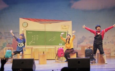 [ET-ENT 뮤지컬] ‘가방 들어주는 아이’ 신나고 경쾌한 노래, “넌 나의 소중한 친구”라는 교훈적인 메시지