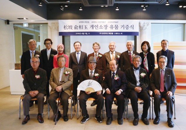 코리아나 화장품은 11일 자사 창업주 송파 유상옥 회장(사진 아랫줄 왼쪽에서 세 번째)이 50여 년 동안 모아 온 화장(化粧) 관련 유물 4800여점을 코리아나 화장품 법인에 기증했다고 밝혔다. 사진=코리아나 화장품 제공