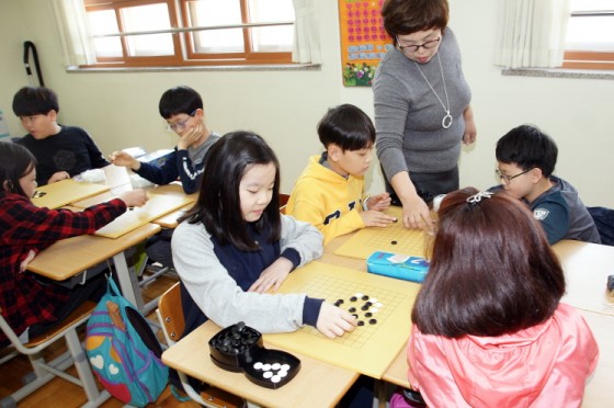 정규교과 과정으로 바둑수업이 열린 화성벌말초등학교 어린이들.
