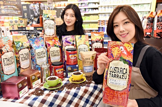 홈플러스 강서점에서 모델들이 세계 각국 커피를 선보이고 있다. 사진=홈플러스 제공