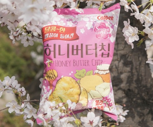해태제과의 대표제품인 ‘허니버터칩’. 하지만 인기가 주춤했다. 하지만 봄을 맞아 벚꽃의 이미지와 맛을 더했더니 인기가 다시 살아났다. 허니버터칩 체리블라썸이 출시 한 달 만에 완판된 것이다. 사진=해태제과 제공