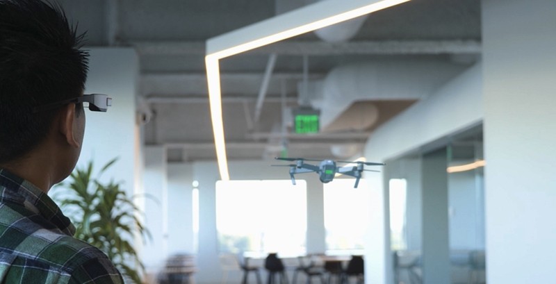 엡손 스마트글라스 모베리오 BT-300을 활용해 DJI 매빅 프로(Mavic Pro) 드론 홀로그램을 조종하는 모습