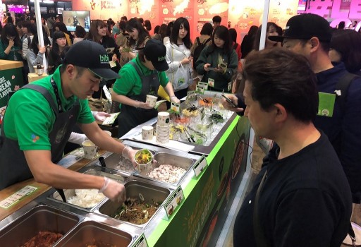 CJ제일제당은 지난 13일부터 15일까지 3일 동안 일본 혼슈 치바현 마쿠하리 메세(Makuhari Messe)에서 열린 한류문화 컨벤션 행사 ‘KCON 2018 JAPAN’에서 참가해 ‘bibigo Tasty Road(비비고 테이스티로드)’ 행사 부스를 운영해 현지인들롤부터 호응을 얻었다고 16일 밝혔다. 사진=CJ제일제당 제공
