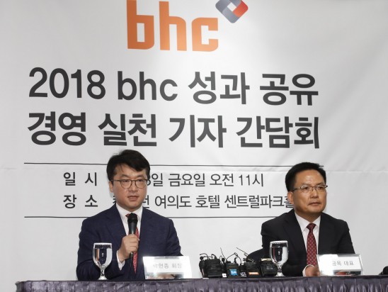 bhc 박현종 회장(왼쪽)과 임금옥 대표이사가 지난 13일 서울 여의도 켄싱터호텔에서 `성과 공유 경영` 실천 기자 간담회를 열고 200억원 규모의 나눔 경영을 실천하겠다고 발표하고 있다. 사진=bhc 제공