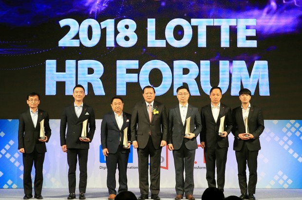 롯데그룹은 지난 18일 서울 잠실 롯데호텔월드에서 2018 롯데 HR 포럼'을 개최했다. 사진은 그룹의 핵심가치 실천 우수사례인 ‘밸류 챔피언 어워드(Value Champion Award)’수상자들과 기념촬영을 하고 있다. (사진 왼쪽부터) 롯데케미칼 아로마틱원료팀 이태훈 팀장, 롯데뉴욕팰리스 권혁범 부총지배인, 롯데월드 서울스카이 영업운영팀 김병근 팀장, 롯데지주 대표이사 황각규 부회장(가운데), 롯데하이마트 옴니채널팀 조성헌 팀장, 롯데자이언츠 마케팅팀 김종호 팀장, 롯데푸드 마케팅전략팀 한석재 매니저. 사진=롯데그룹 제공