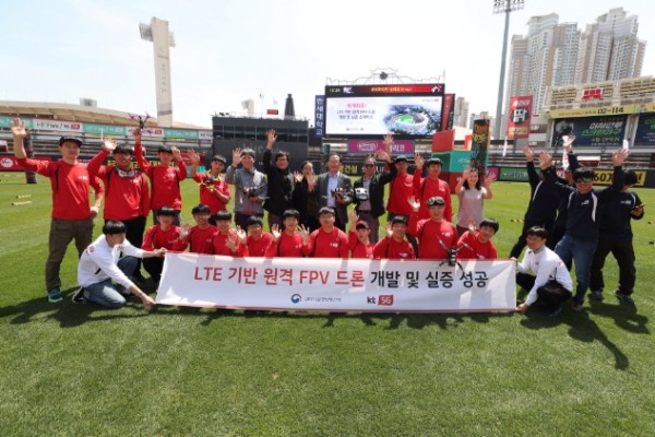 사진 = LTE 드론레이싱 쇼케이스에 참가한 KT, 과학기술정보통신부 관계자들과 드론레이싱 선수들