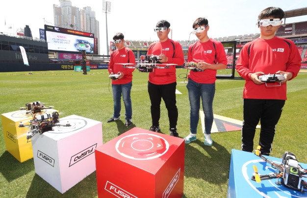 사진 = KT 5G 드론레이싱 리그'에 참가한 선수들이 KT 위즈파크에서 드론레이싱을 펼치고 있다.