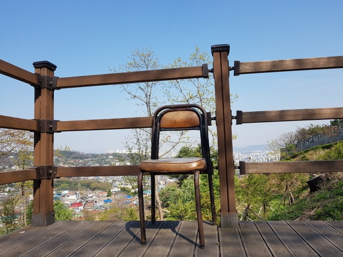 사람들에게 운치 있는 휴식을 주었을 브라운 의자