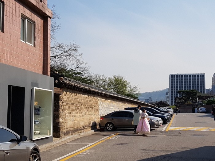궁궐 담을 따라 걸을 수 있는 동네, 원서동