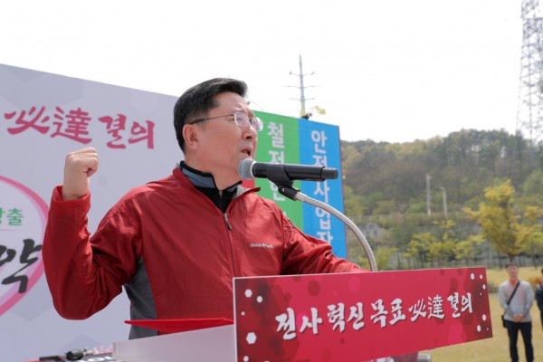 LG디스플레이 CEO 한상범 부회장이 한계돌파를 위한 목표필달 결의식에서 결의를 다짐하고 있다.
