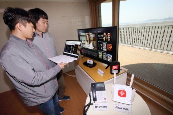 사진 = KT 직원들이 무안군 아일랜드 빌리지에서 5G 네트워크를 기반으로 기가 인터넷 서비스를 시연중인 모습