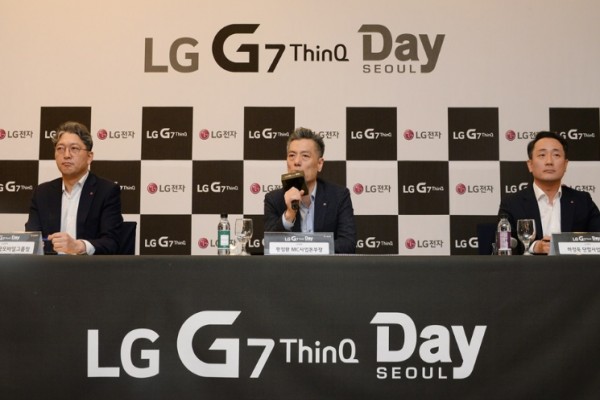 사진 가운데 = LG전자 MC사업본부장 황정환 부사장